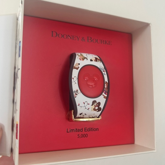 Disney Dooney & Bourke MagicBand 2, Holiday Dogs Limited Edition, Rare NWT - Picture 14 of 14